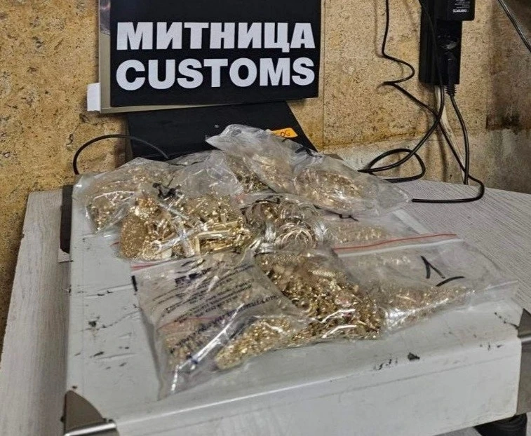 Beyan edilmeyen 395,49 gram altın takılar g&uuml;mr&uuml;ğe takıldı
