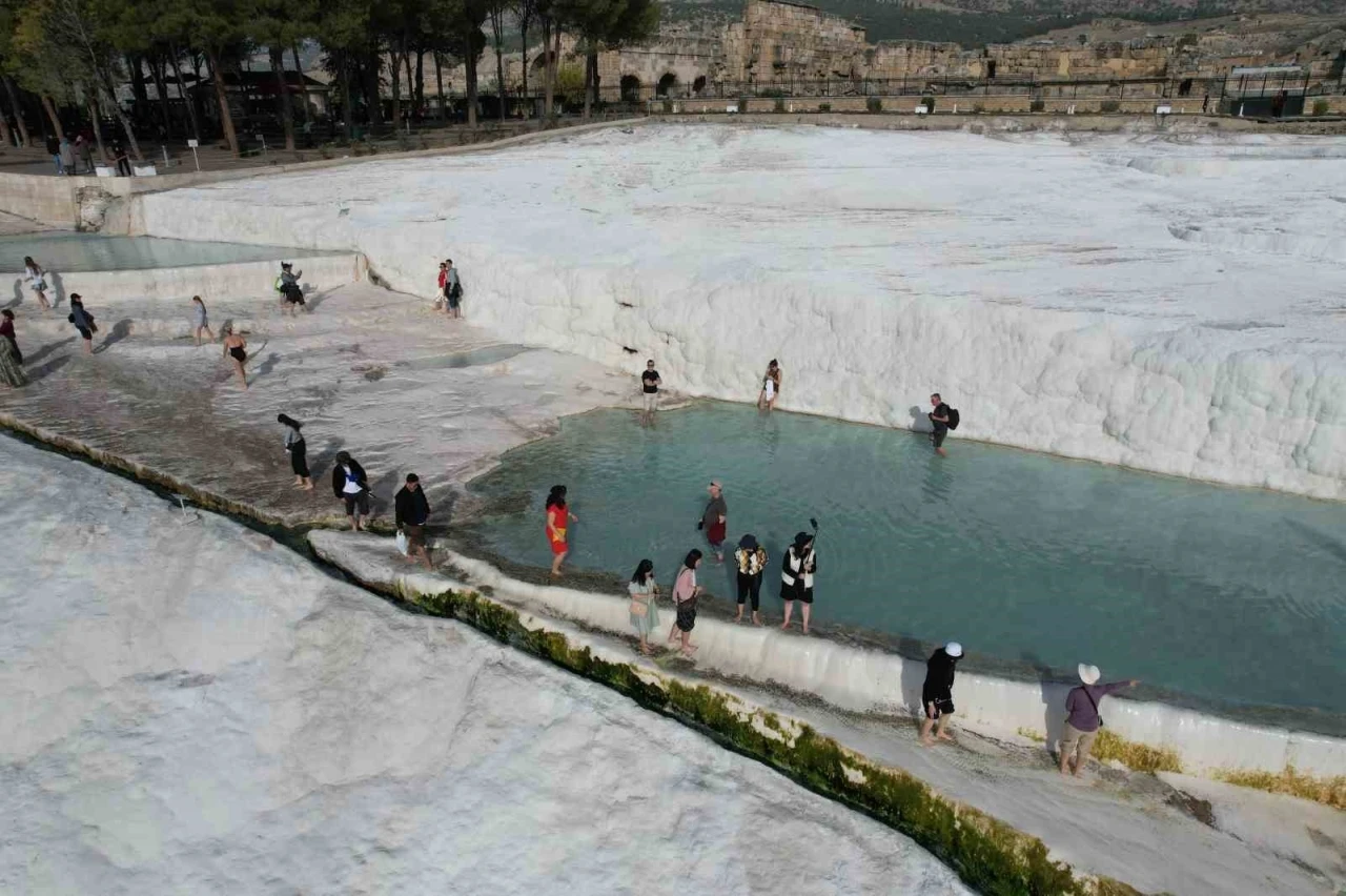 Beyaz cennet Pamukkale, Asya ülkelerinden gelen turistlerin yoğun ilgisini çekiyor

