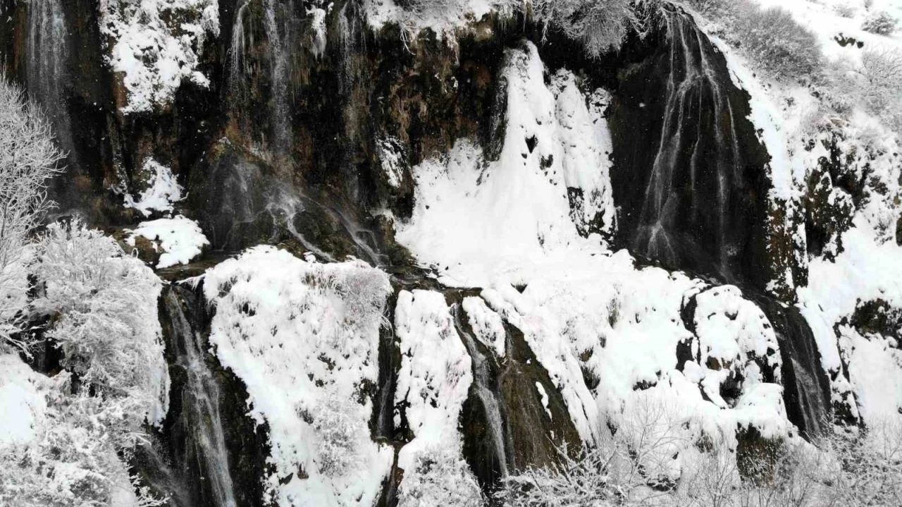 Beyaz gelinliğini giyen Girlevik Şelalesi kışın da g&ouml;z kamaştırıyor
