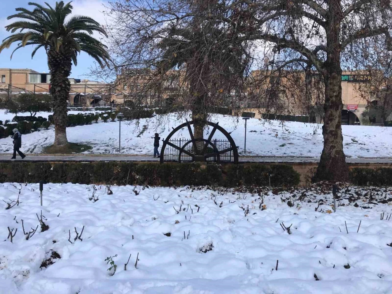 Beyaz &ouml;rt&uuml;yle kaplanan Balıklıg&ouml;l havadan g&ouml;r&uuml;nt&uuml;lendi
