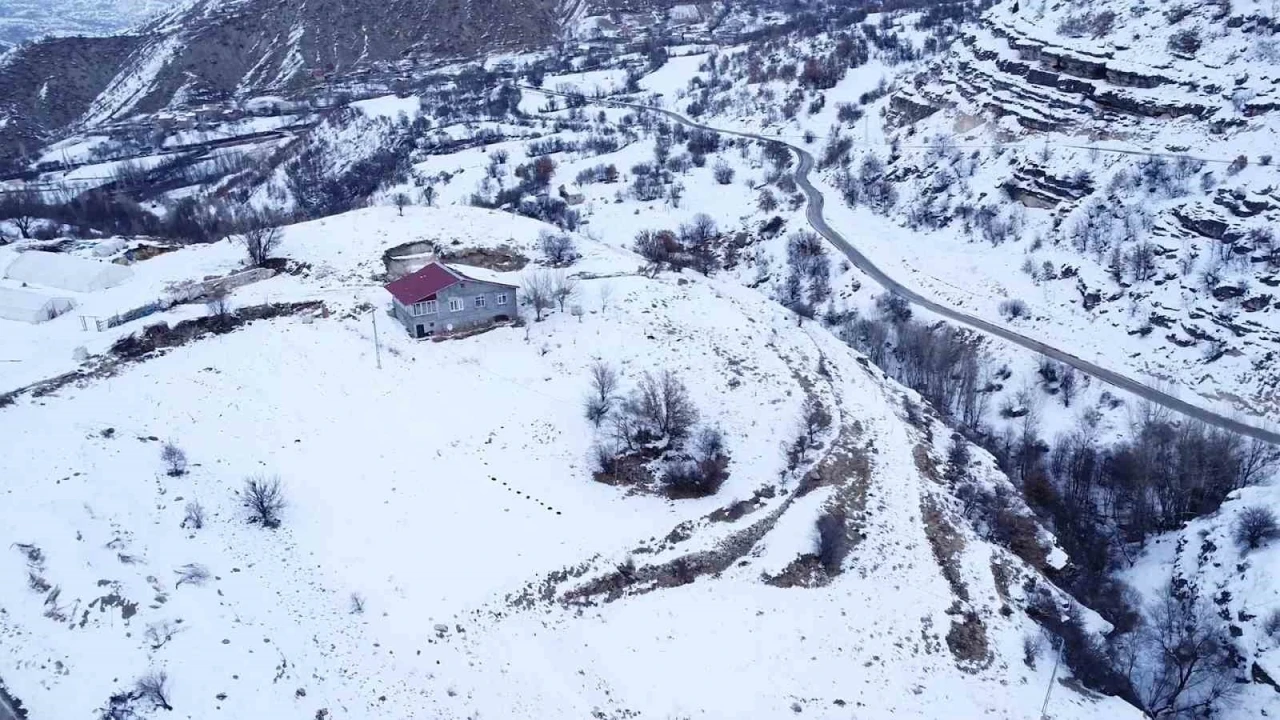 Beyaza b&uuml;r&uuml;nen 2 bin rakımdaki mahalleler havadan g&ouml;r&uuml;nt&uuml;lendi
