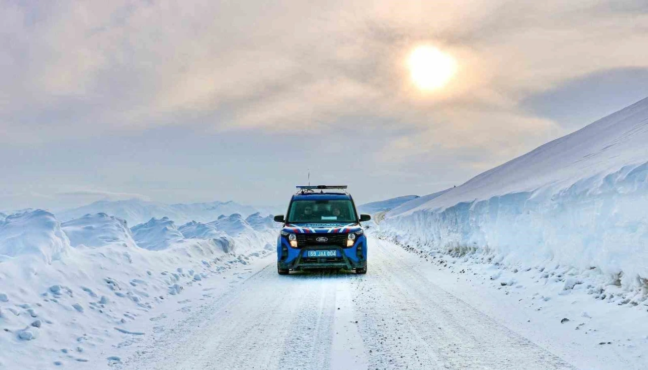 Beyaza b&uuml;r&uuml;nen Bayburt&rsquo;ta jandarma ekipleri g&ouml;rev başında
