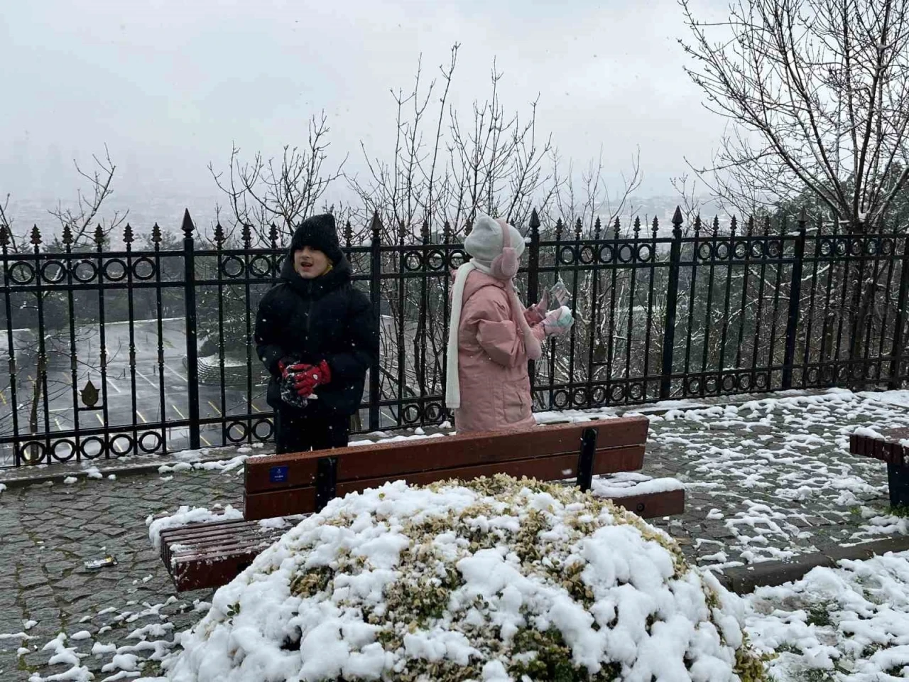 Beyaza b&uuml;r&uuml;nen &Ccedil;amlıca&rsquo;da kar topu savaşı g&ouml;renleri g&uuml;l&uuml;msetti
