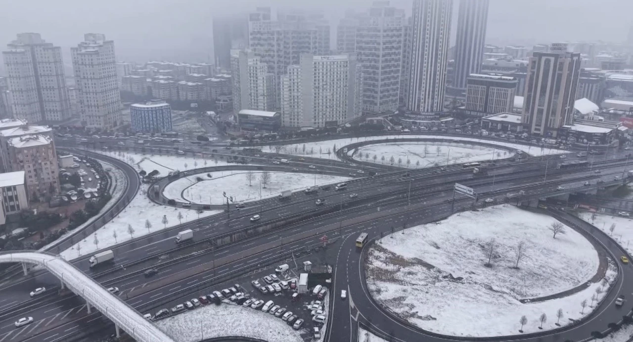 Beyaza b&uuml;r&uuml;nen Esenyurt havadan g&ouml;r&uuml;nt&uuml;lendi
