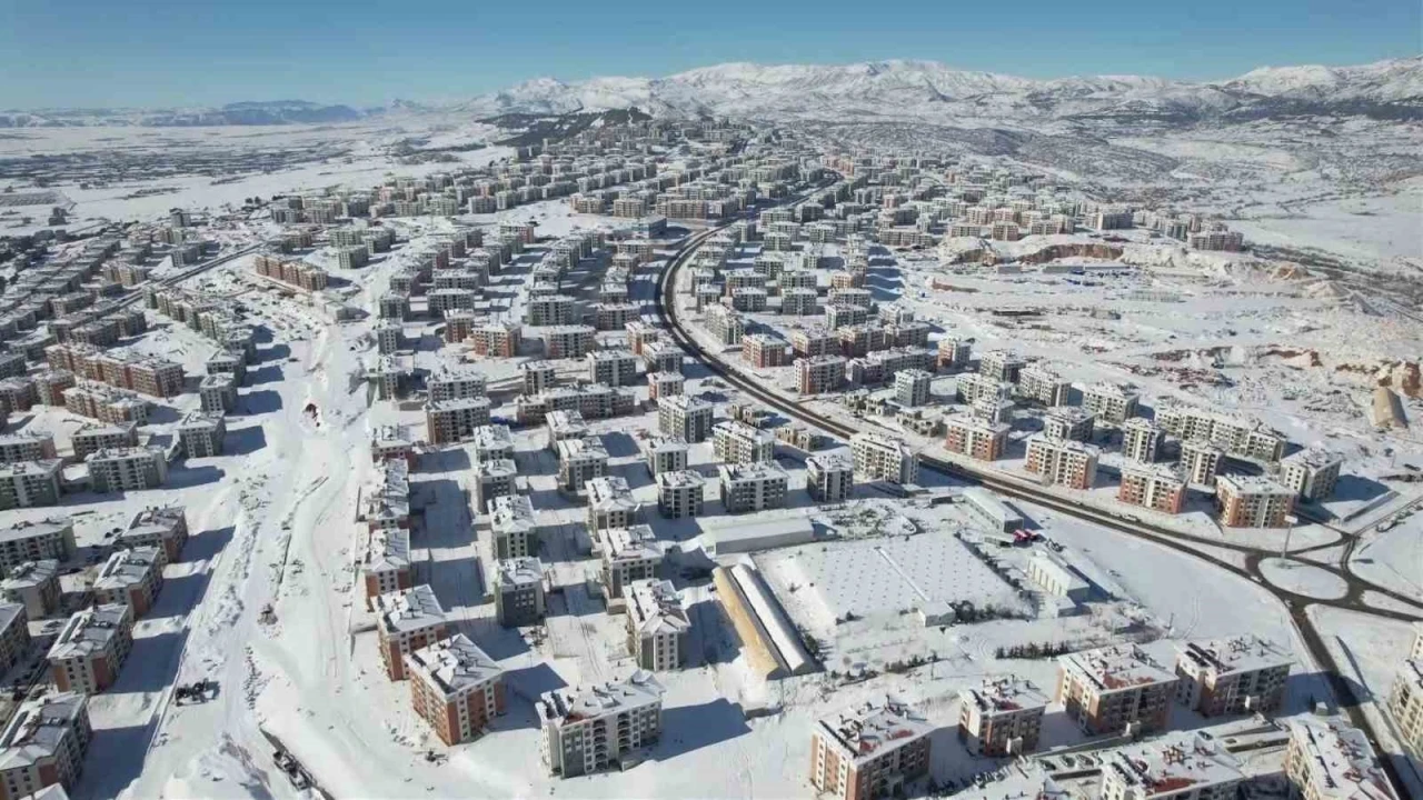 Beyaza b&uuml;r&uuml;nen İndere konutları depremzedelere sıcak yuva oldu
