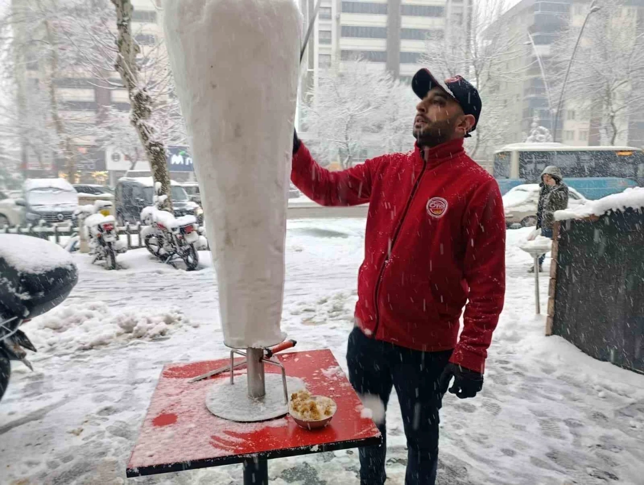 Beyaza b&uuml;r&uuml;nen Kahramanmaraş&rsquo;ta &rsquo;karsamba&ccedil;&rsquo; vazge&ccedil;ilmez tatlı oldu
