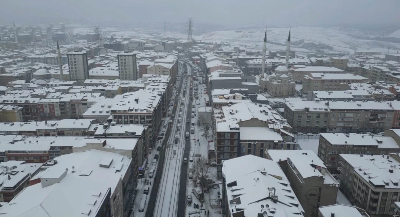 Beyaza b&uuml;r&uuml;nen Sultangazi havadan g&ouml;r&uuml;nt&uuml;lendi

