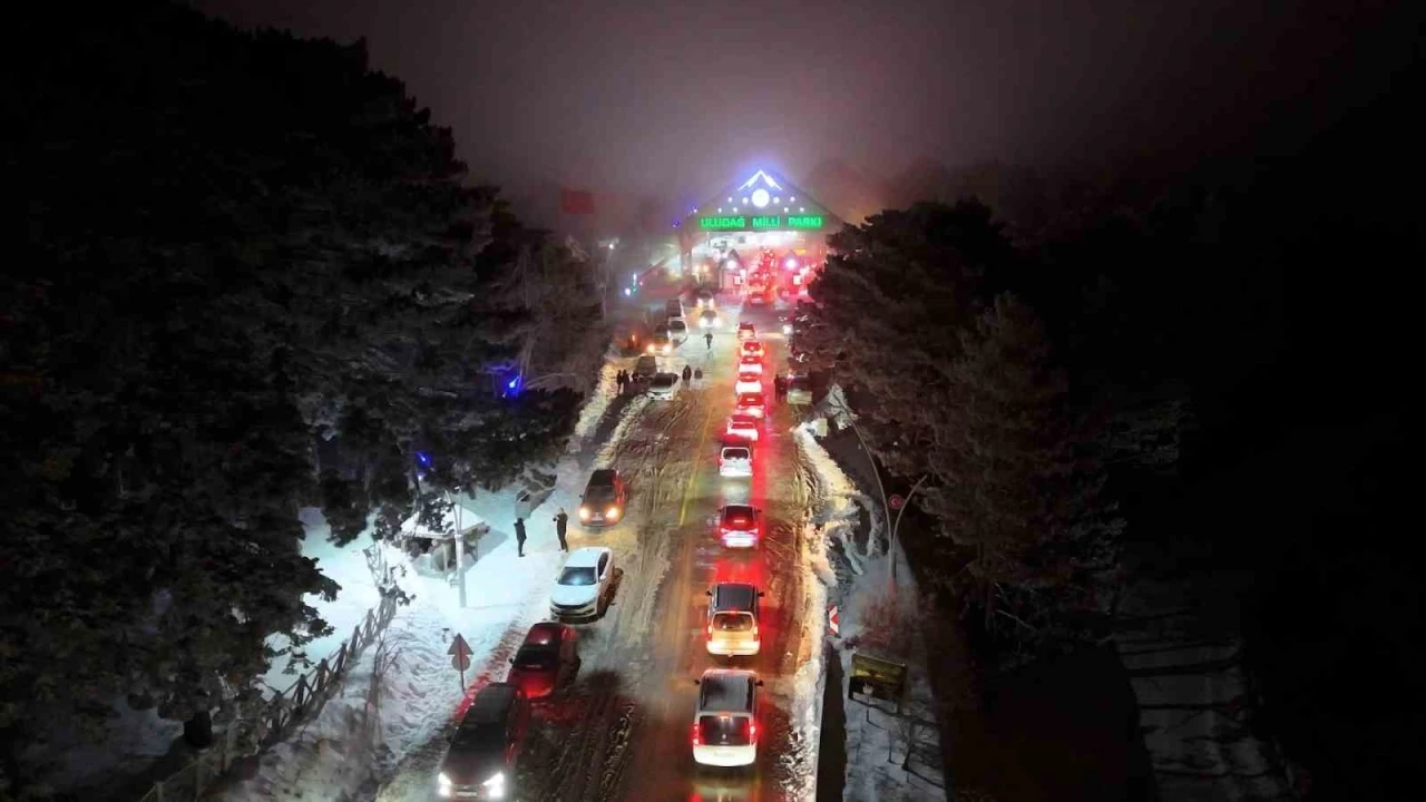Beyaza b&uuml;r&uuml;nen Uludağ&rsquo;da jandarmadan sıkı denetim

