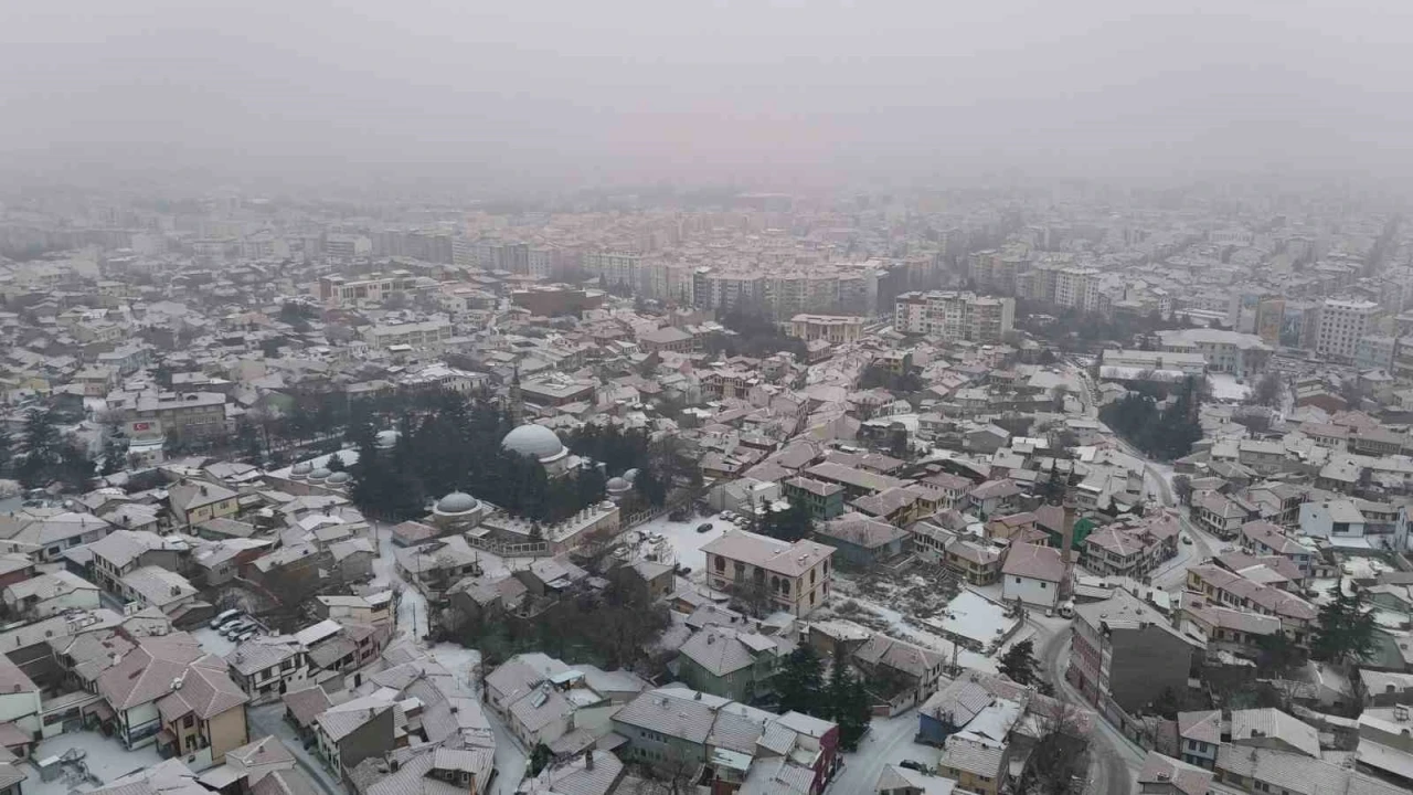 Beyaza s&uuml;r&uuml;nen Eskişehir&rsquo;de kar bereketi
