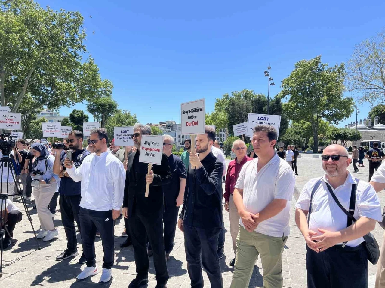 Beyazıt Meydanı&rsquo;nda kruvaziyer gemisi protesto edildi
