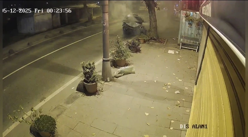 Beykoz’da ehliyetsiz sürücünün kullandığı otomobil ağaca çarpıp yola savruldu: 2 yaralı
