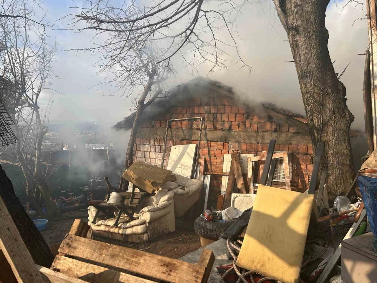 Beykoz&rsquo;da gecekonduda yangın paniği: Odunluk ve &ccedil;atı zarar g&ouml;rd&uuml;
