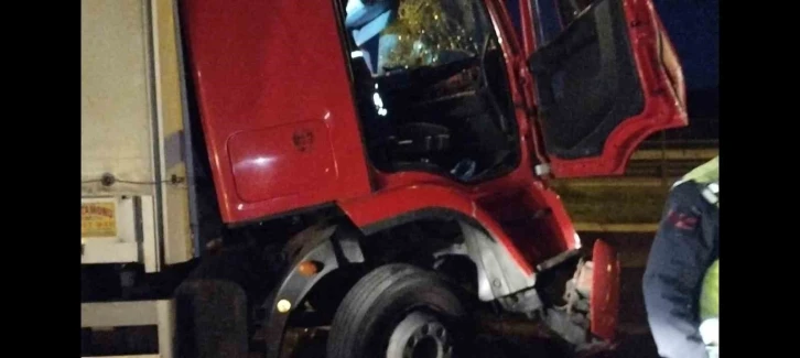 Beykoz&rsquo;da kontrolden &ccedil;ıkan tır bariyere ve başka bir tıra &ccedil;arptı: 1 yaralı
