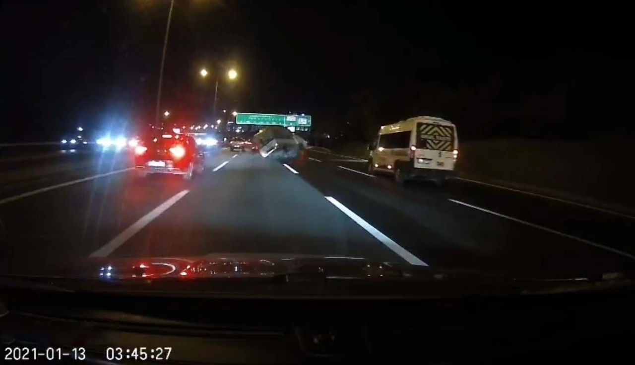 Beykoz&rsquo;da makas atıp kontrolden &ccedil;ıkan ara&ccedil; takla attı, kaza anı kameralara b&ouml;yle yansıdı
