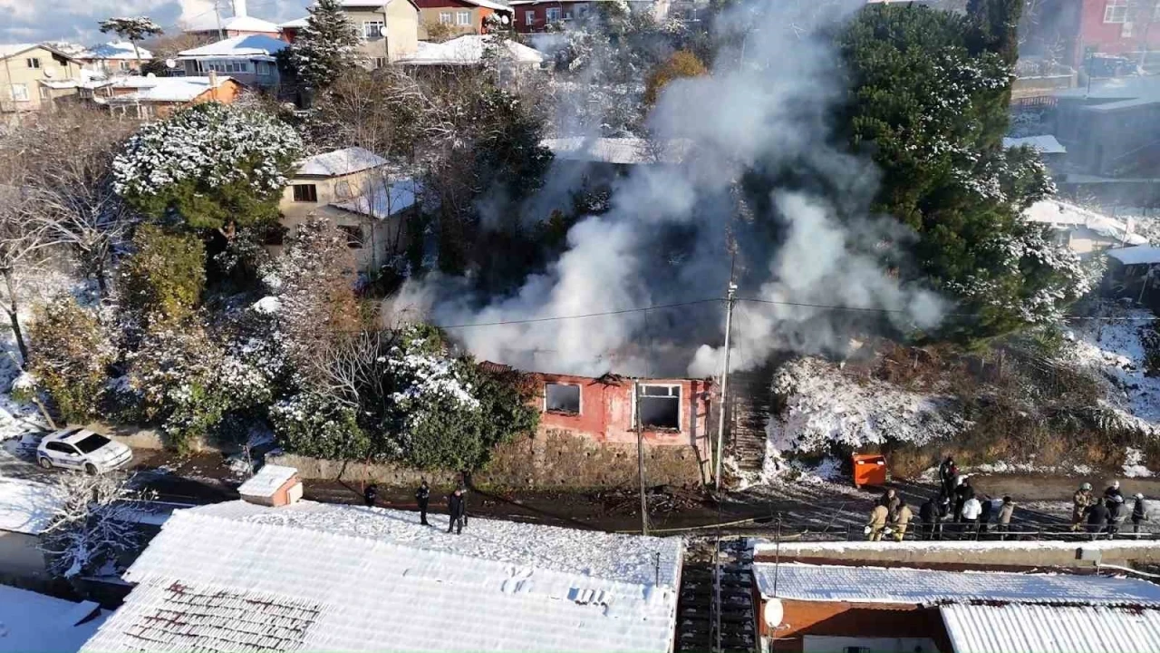 Beykoz&rsquo;da metruk binada yangın: Ekipler buzlanma nedeniyle zor anlar yaşadı
