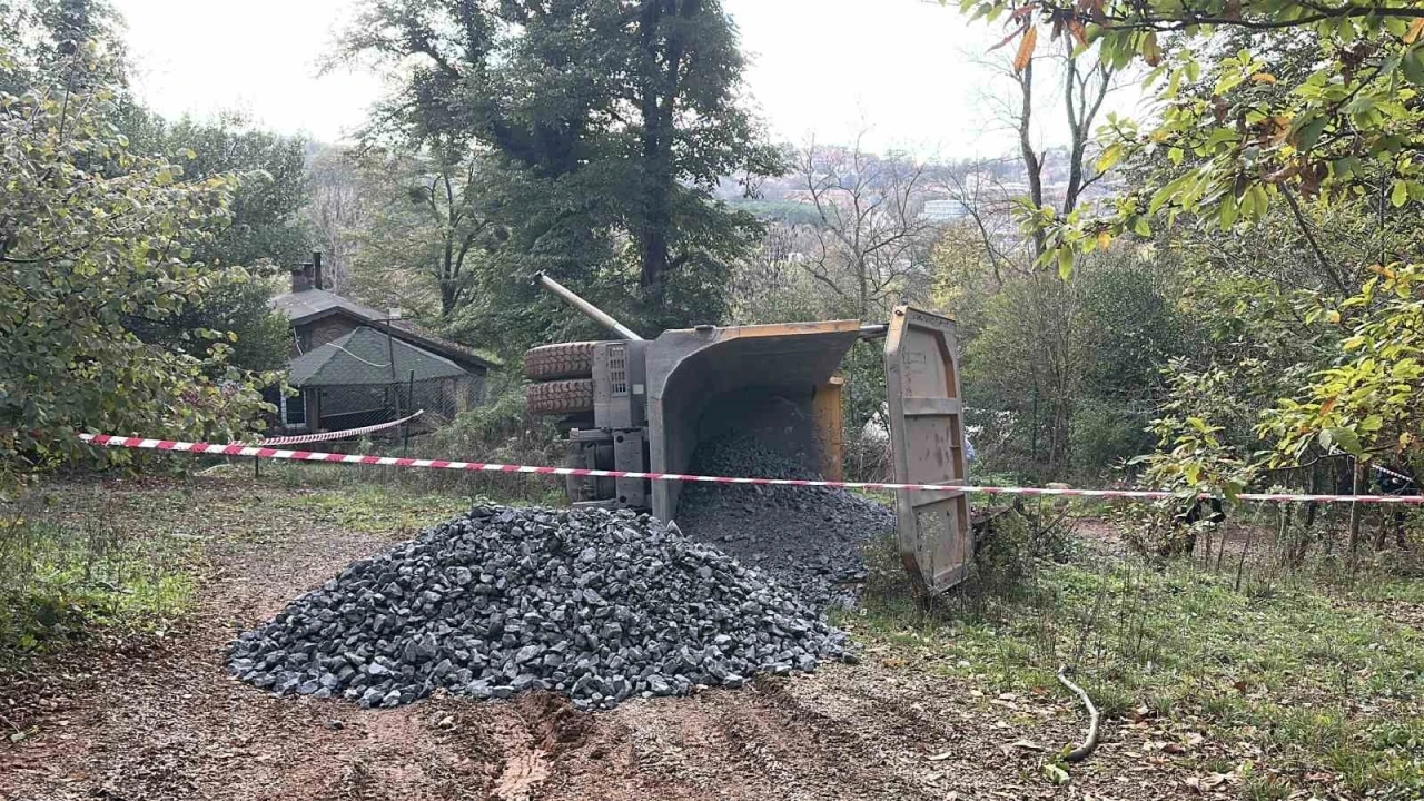 Beykoz’da mıcır yüklü kamyon devrildi: 1 yaralı
