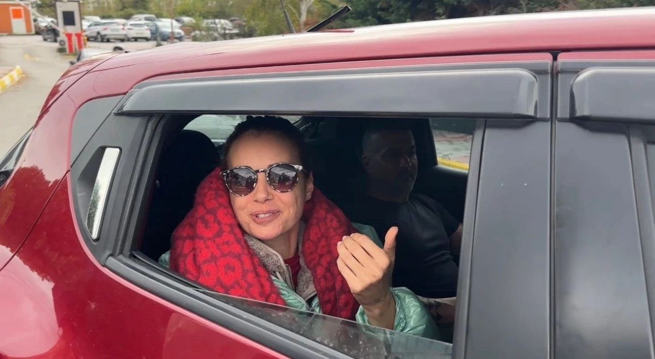 Beykoz’da trafik kazası geçiren Özgü Namal hastaneden taburcu oldu
