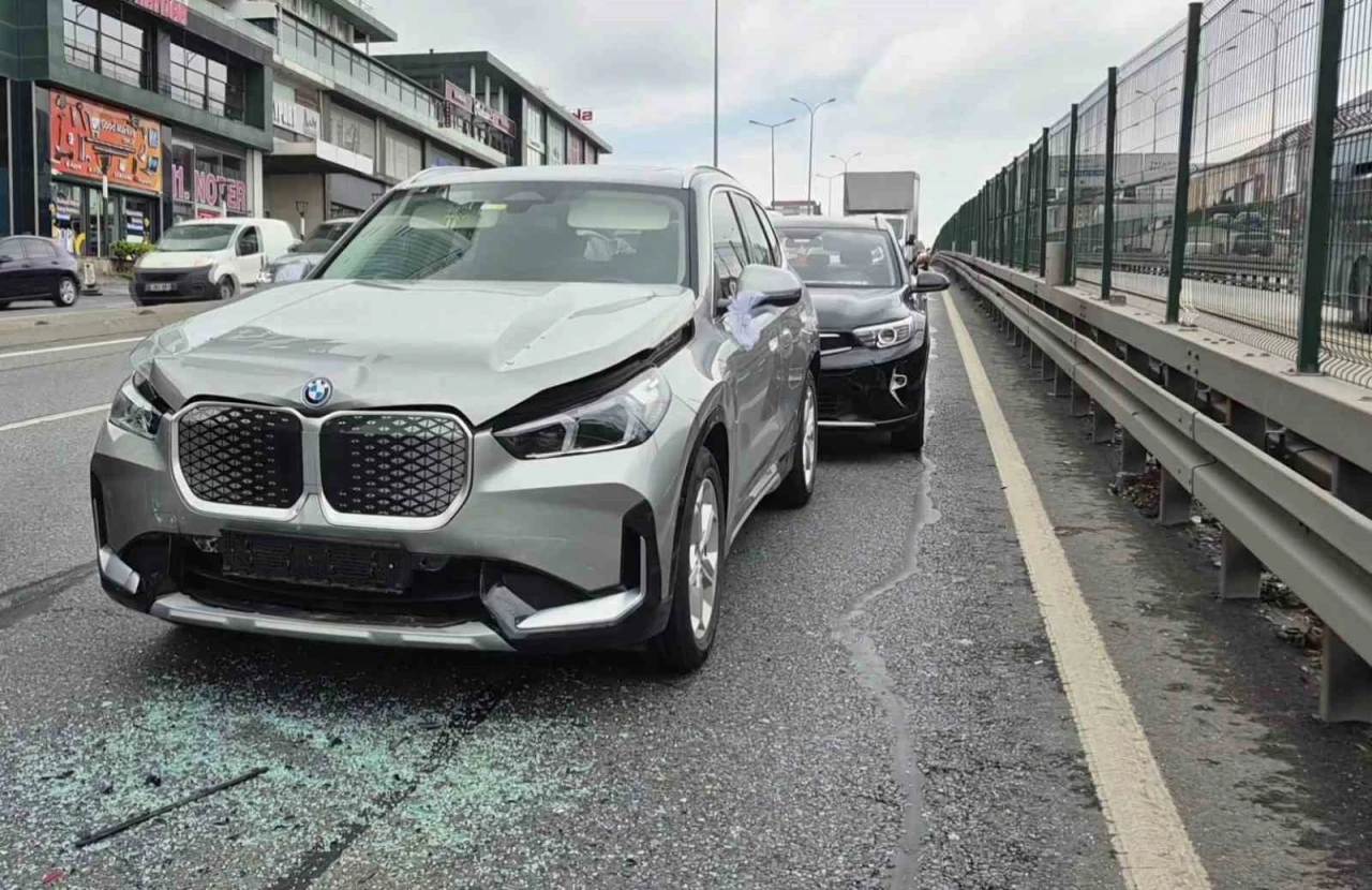 Beylikdüzü’nde düğün konvoyunda zincirleme kaza: 3 yaralı
