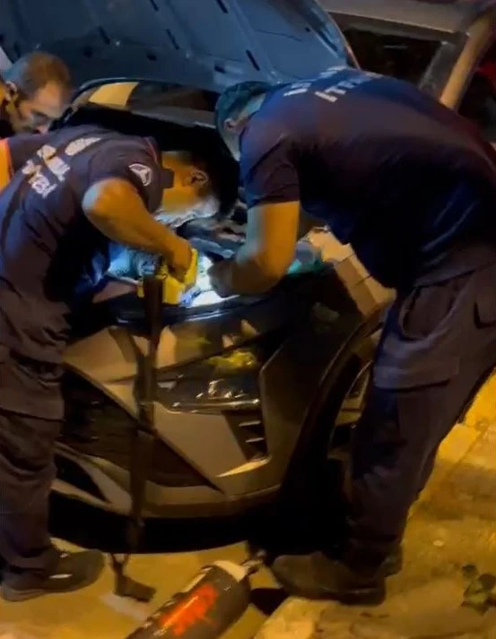 Beylikdüzü’nde itfaiye ekiplerinden araca sıkışan kediyi kurtarma operasyonu