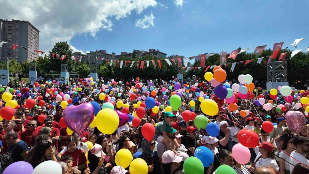 Beylikd&uuml;z&uuml;&rsquo;nde kanseri yenen 9 yaşındaki Almira i&ccedil;in binlerce balon g&ouml;ky&uuml;z&uuml;ne bırakıldı

