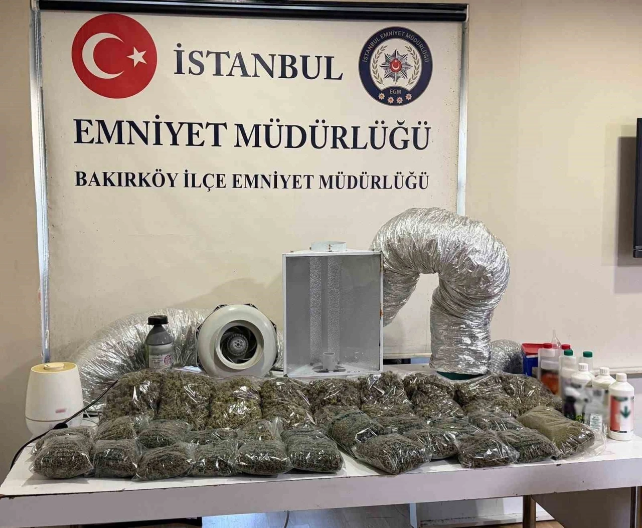 Beylikd&uuml;z&uuml;&rsquo;nde uyuşturucu operasyonu: 4 kilo uyuşturucu ele ge&ccedil;irildi
