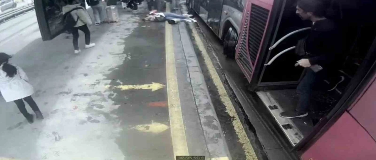 Beylikdüzü’ndeki metrobüs kazasının güvenlik kamerası görüntüsü ortaya çıktı
