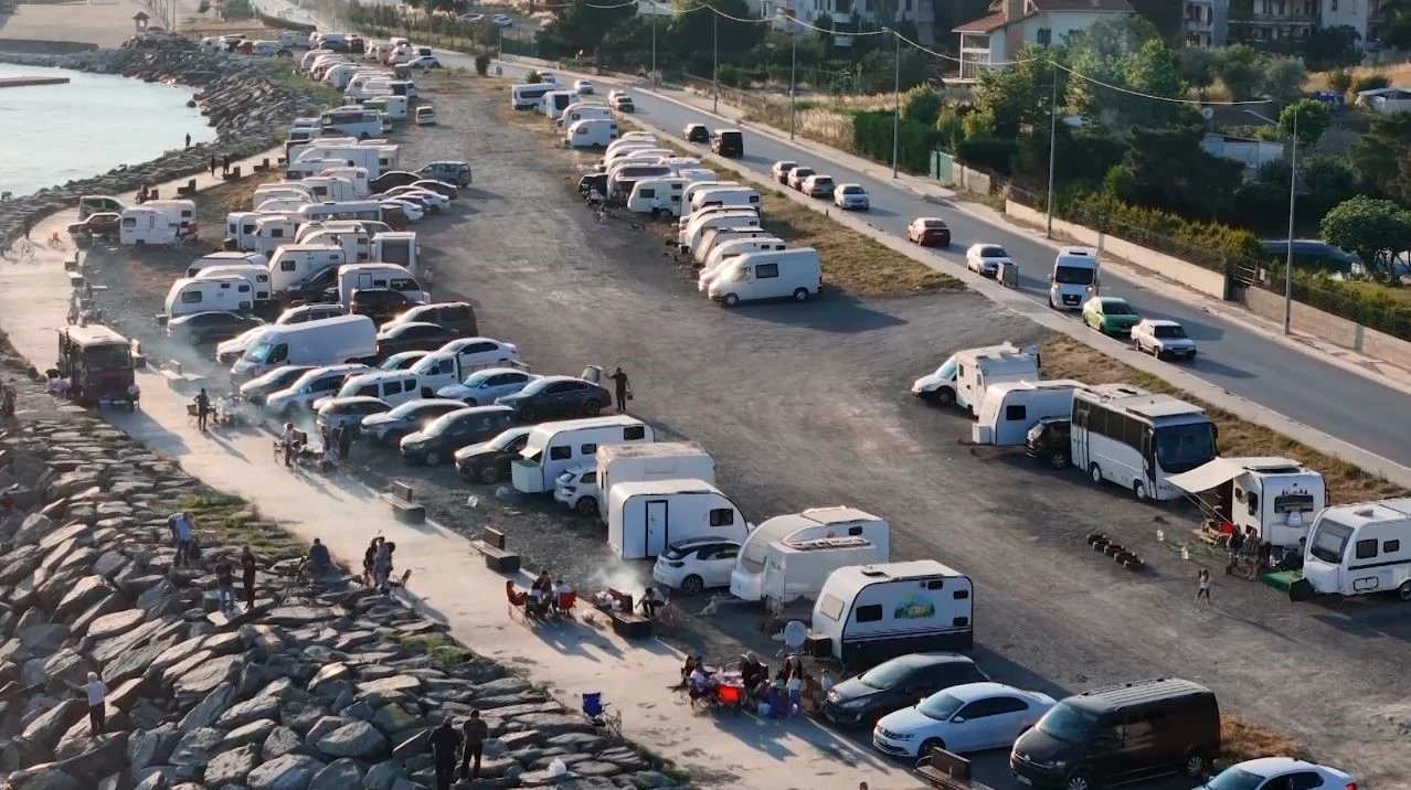 Beylikdüzü sahilde karavan kaosu dron ile görüntülendi
