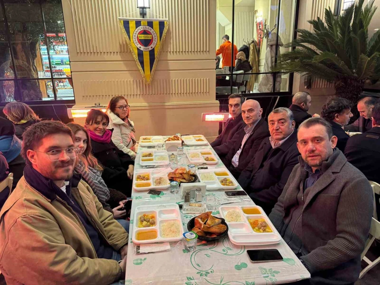 Beyoğlu Fenerbah&ccedil;eliler Derneği, sokak iftarlarına devam ediyor

