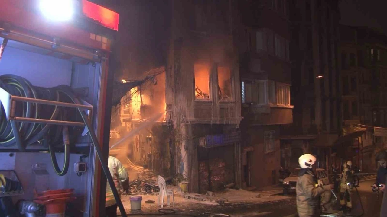 Beyoğlu&rsquo;nda 4 katlı binada yangın &ccedil;ıktı: Bina sakini 2 kişi &ccedil;atıya sığındı
