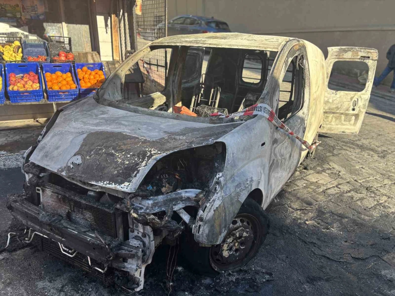 Beyoğlu&rsquo;nda alev alev yanan ara&ccedil; k&uuml;le d&ouml;nd&uuml;, yangın markete sı&ccedil;radı
