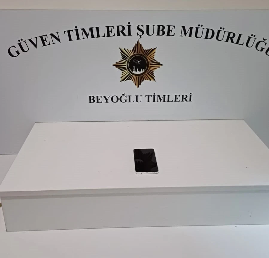 Beyoğlu’nda bankta uyuyan kişinin telefonun çalındığı anlar görüntülendi
