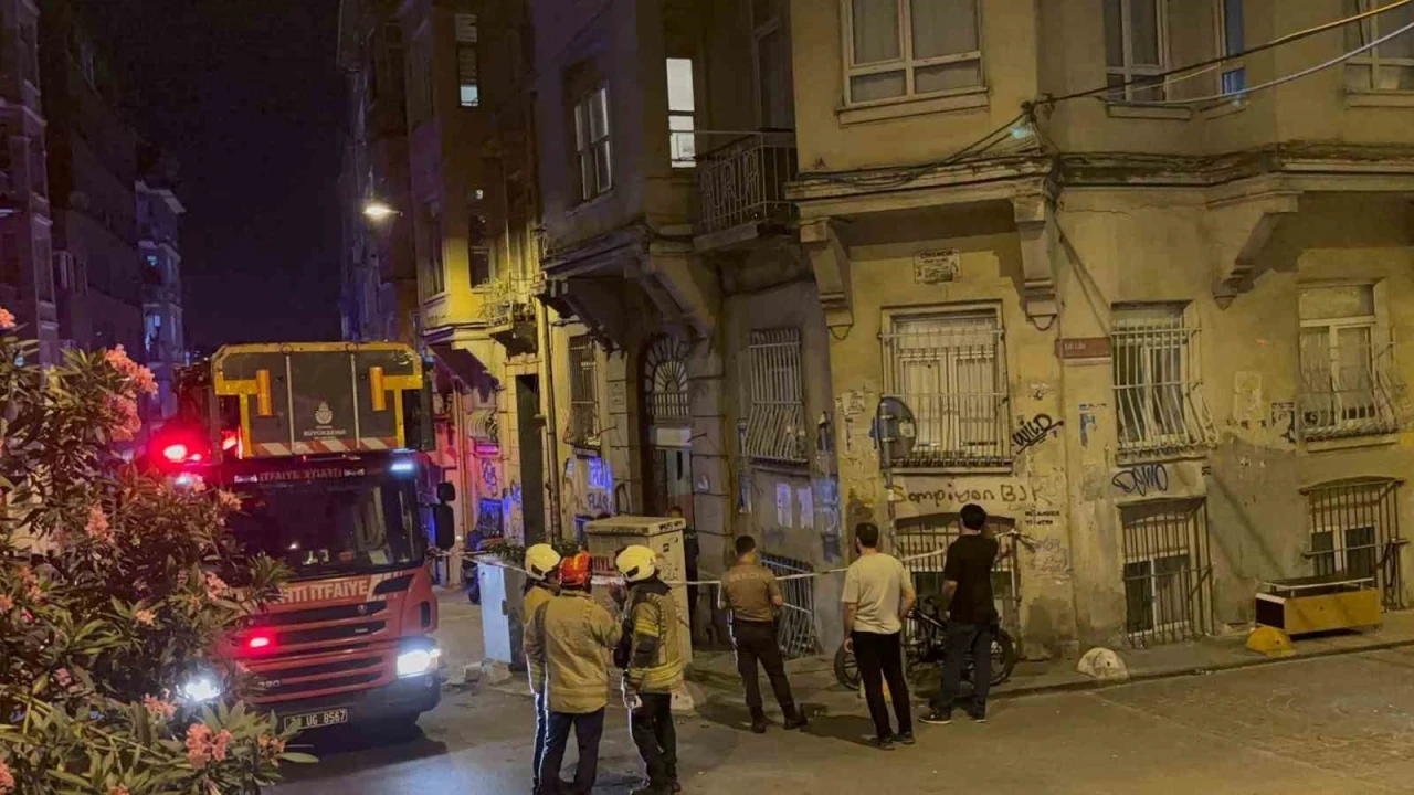 Beyoğlu&rsquo;nda binada kısmı &ccedil;&ouml;kme meydana geldi: Bina sakinleri tahliye edildi
