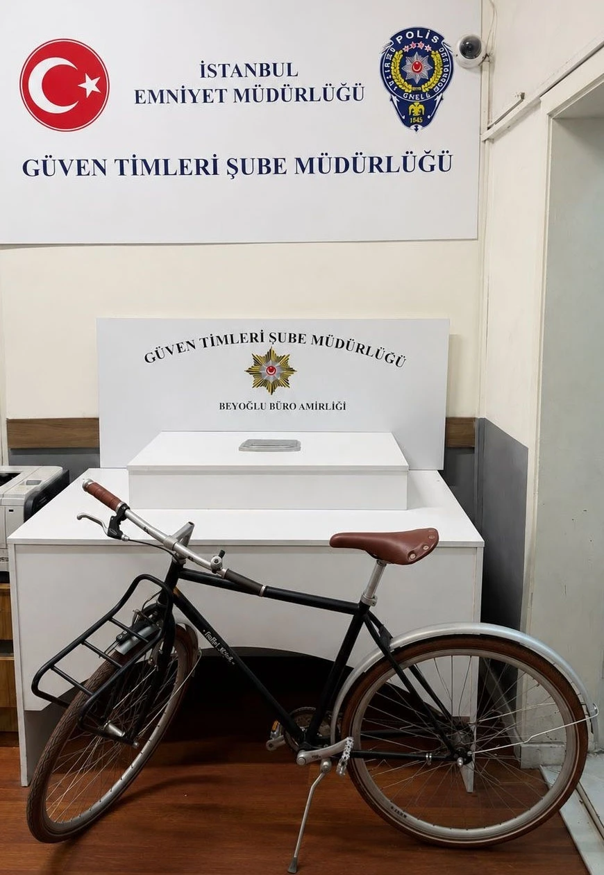 Beyoğlu&rsquo;nda bisiklet &ccedil;alan hırsız kamerada
