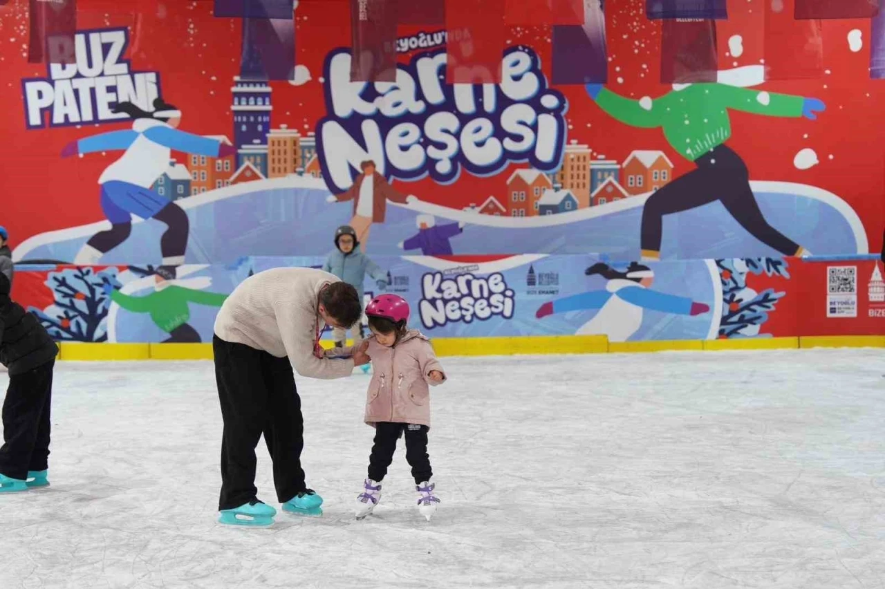 Beyoğlu&rsquo;nda &ccedil;ocuklara karne hediyesi &uuml;cretsiz buz pisti
