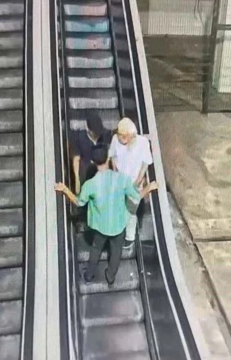 Beyoğlu’nda dehşet anları kamerada: Yaşlı adamın boğazını sıkıp gasp ettiler

