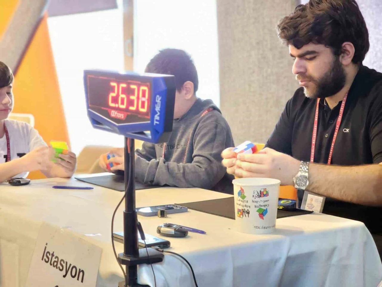 Beyoğlu&rsquo;nda ilk kez d&uuml;zenlenen Rubik K&uuml;p Turnuvası b&uuml;y&uuml;k heyecana sahne oldu
