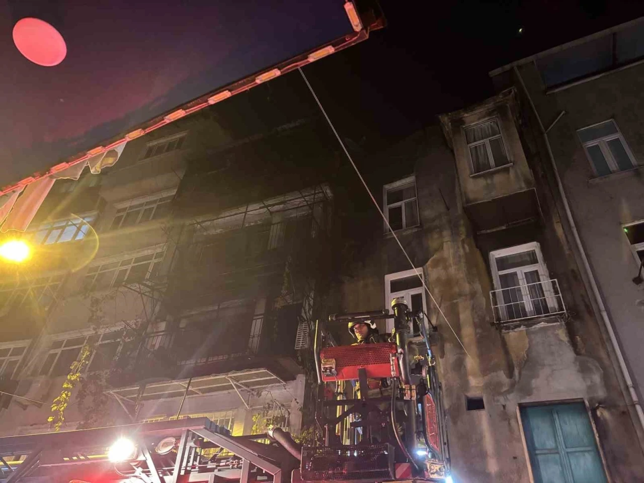 Beyoğlu’nda kız istemede patlatılan havai fişekler evi yaktı: 8 kişi dumandan etkilendi