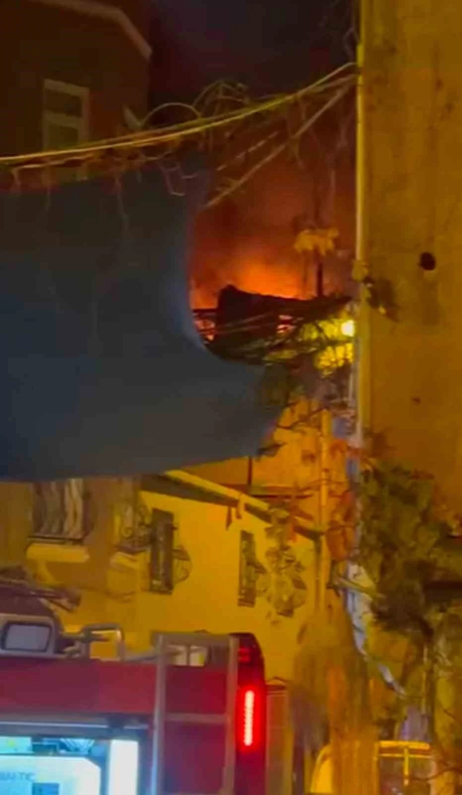 Beyoğlu’nda korkutan yangın
