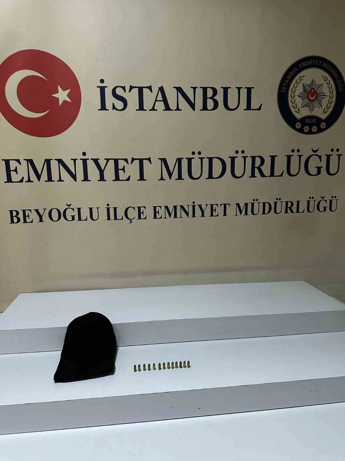 Beyoğlu’nda motosikletli saldırganlar, mobilyacıya kurşun yağdırdı: O anlar kamerada
