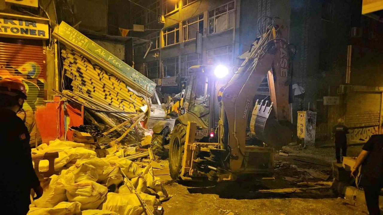 Beyoğlu’nda patlama sonucu yıkılan binanın enkaz kaldırma çalışmaları devam ediyor
