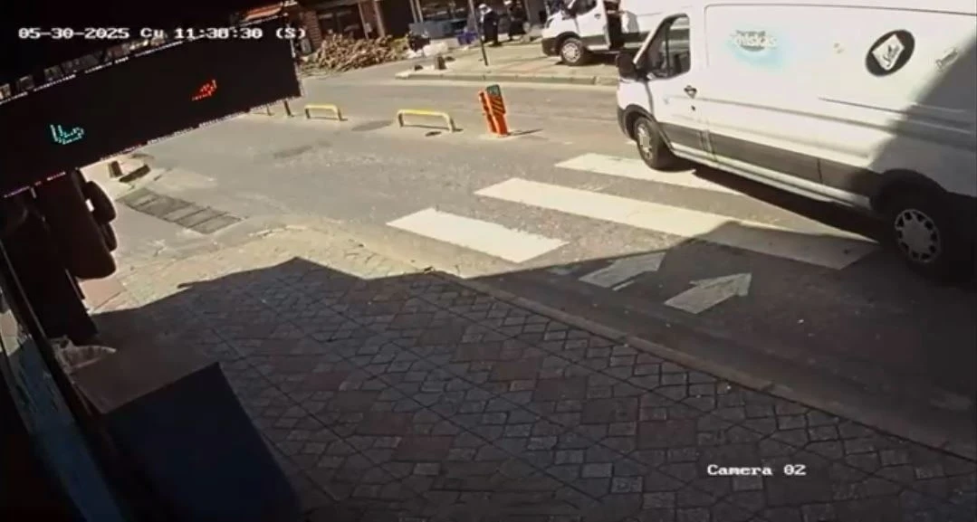 Beyoğlu’nda yolun karşısına geçmeye çalışan kadına geriye doğru manevra yapan ticari minibüs çarptı: O anlar kamerada
