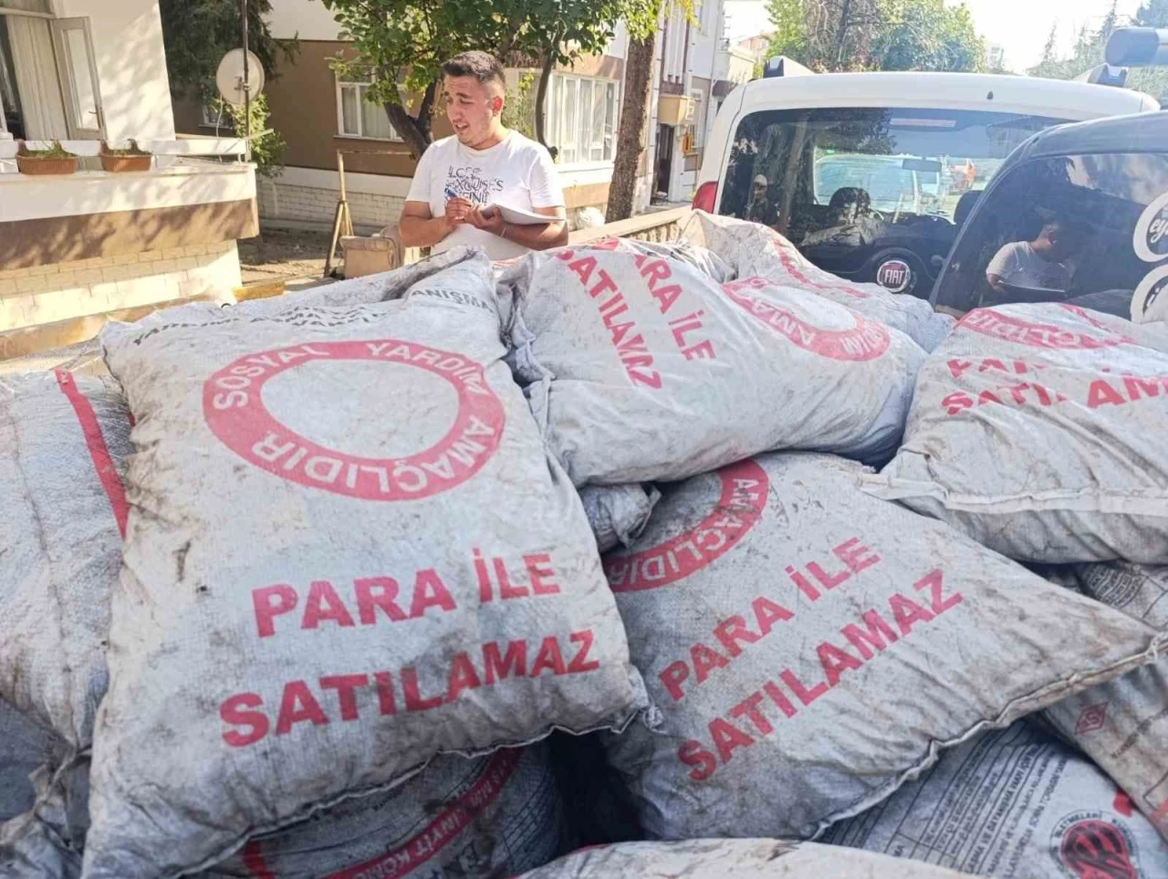 Beypazarı’nda dar gelirli ailelere kömür yardımı
