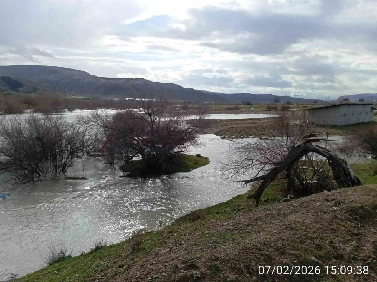 Beypazarı&rsquo;nda ekili araziler sular altında kaldı

