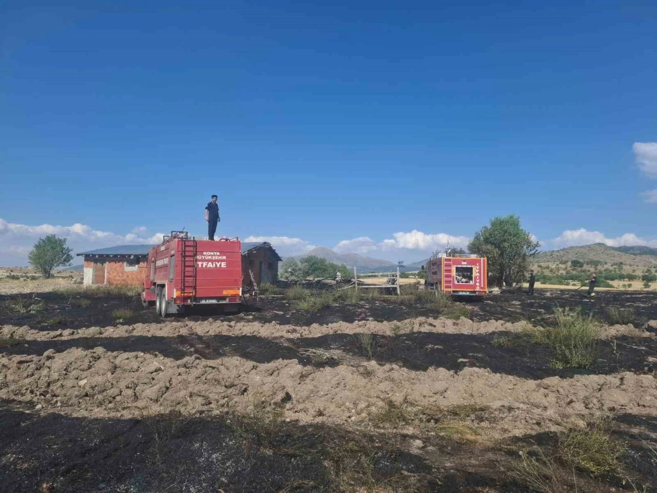 Beyşehir’de arazi ve ahır yangını korkuttu
