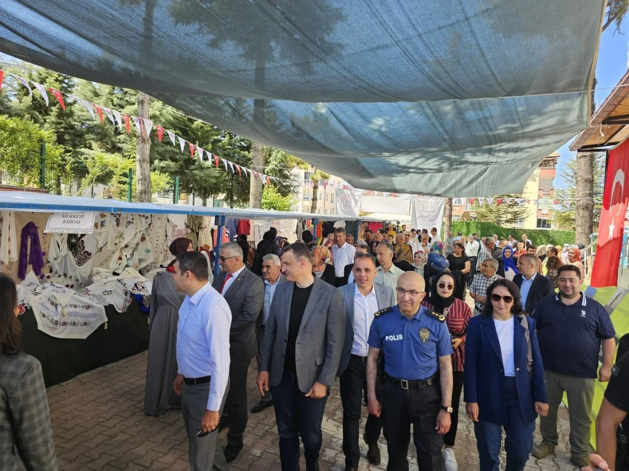 Beyşehir’de kursiyerler el emeği göz nuru eserlerini sergiledi
