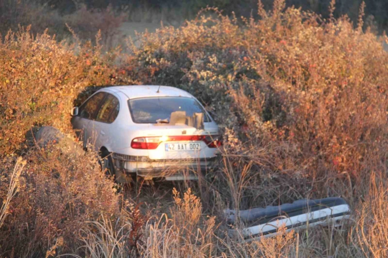 Beyşehir’de otomobil araziye savruldu: 2 yaralı
