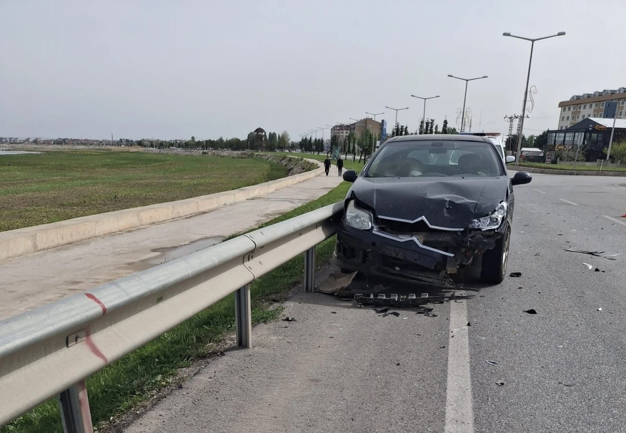 Beyşehir’de otomobiller çarpıştı: 2 yaralı
