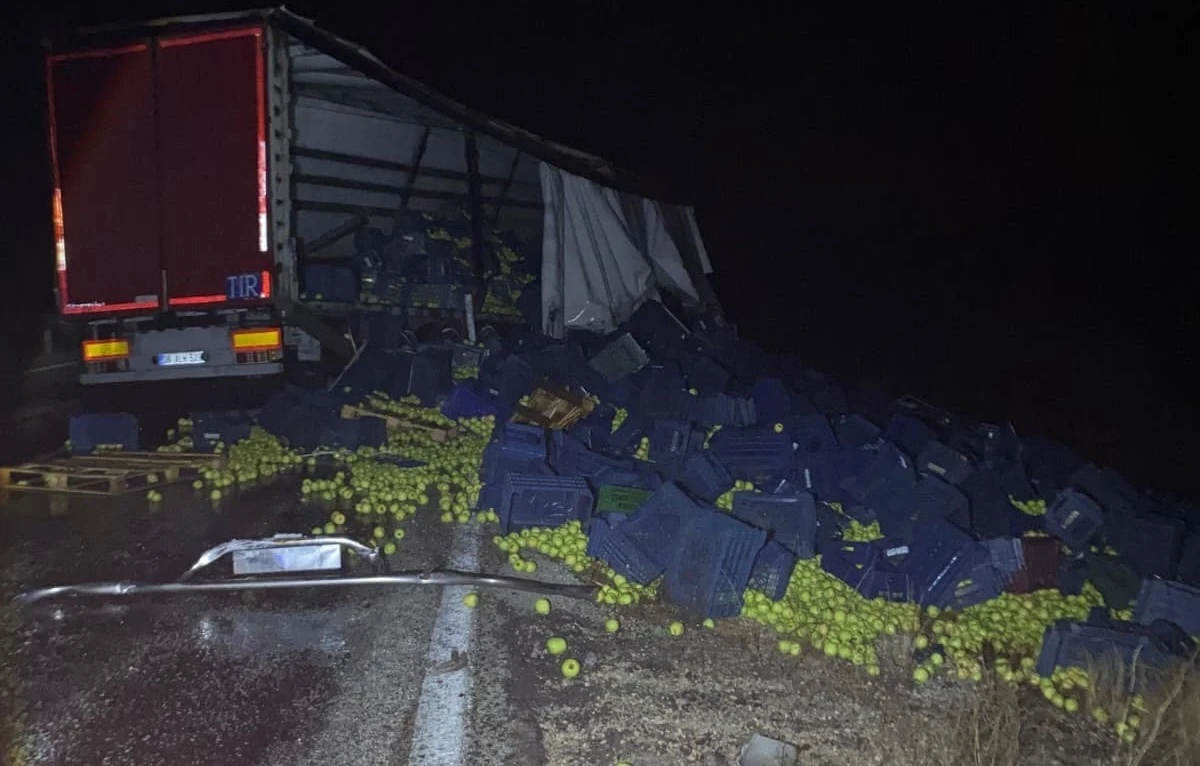 Beyşehir&rsquo;de tır bariyerlere &ccedil;arptı: 1 yaralı
