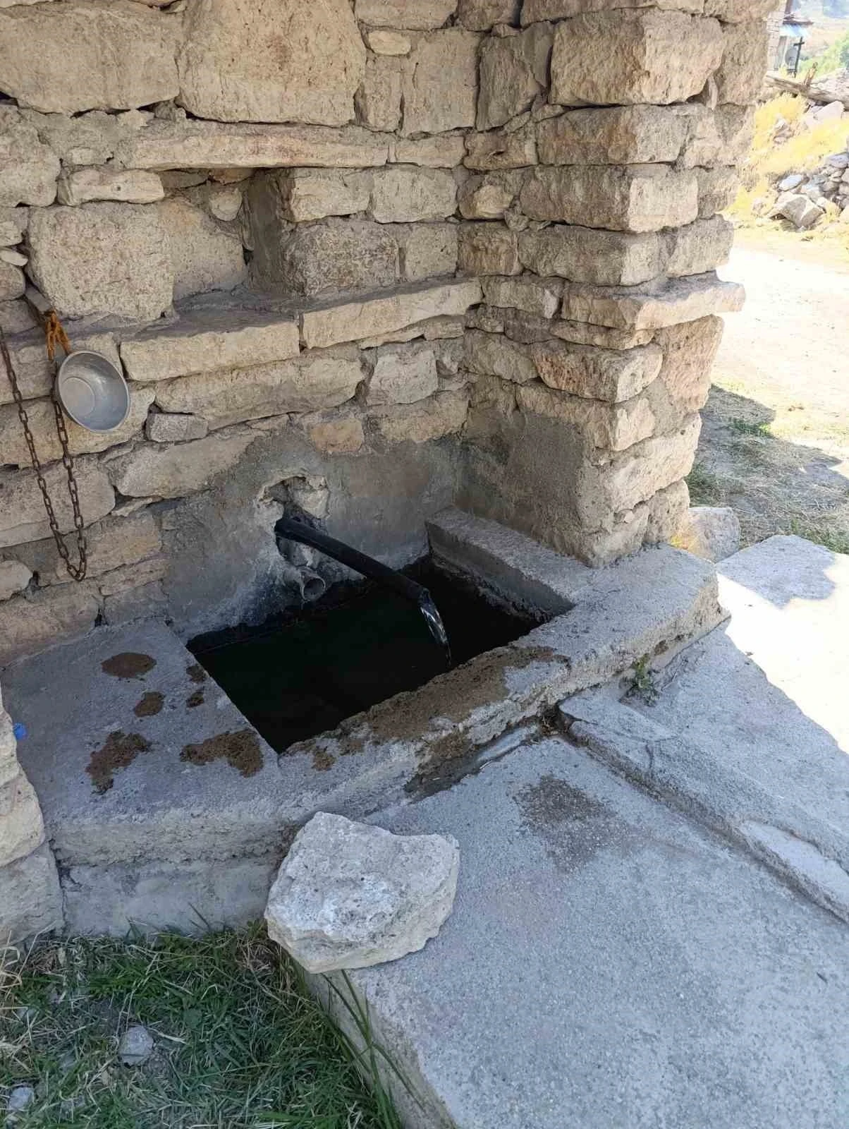Beyşehir’de yeniden akmaya başlayan çeşme mahalle sakinlerinin yüzünü güldürdü
