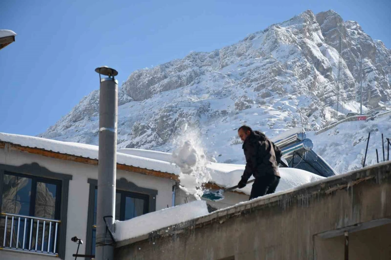 Beyt&uuml;şşebap&rsquo;ta damlarda biriken kar temizleniyor
